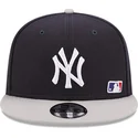 flad-kasket-marinebla-og-gra-snapback-9fifty-team-arch-fra-new-york-yankees-mlb-fra-new-era