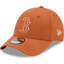 boston-red-sox-mlb-new-era-9forty-league-essential-justerbar-brun-kasket-med-buet-skygge-og-brunt-logo