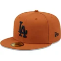 brun-justerbar-flat-kasket-med-marineblat-logo-59fifty-league-essential-los-angeles-dodgers-mlb-fra-new-era