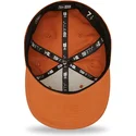 brun-justerbar-flat-kasket-med-marineblat-logo-59fifty-league-essential-los-angeles-dodgers-mlb-fra-new-era