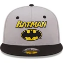 gra-og-sort-fladskygget-snapback-kasket-til-drenge-9fifty-batman-dc-comics-karakter-fra-new-era