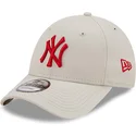 buet-beige-justerbar-kasket-med-rodt-logo-9forty-league-essential-fra-new-york-yankees-mlb-fra-new-era