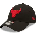 justerbar-sort-buet-kasket-med-rodt-logo-9forty-neon-pack-fra-chicago-bulls-nba-af-new-era