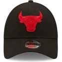 justerbar-sort-buet-kasket-med-rodt-logo-9forty-neon-pack-fra-chicago-bulls-nba-af-new-era