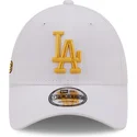 justerbar-hvid-buet-kasket-med-gyldent-logo-9forty-stadium-food-fra-los-angeles-dodgers-mlb-fra-new-era