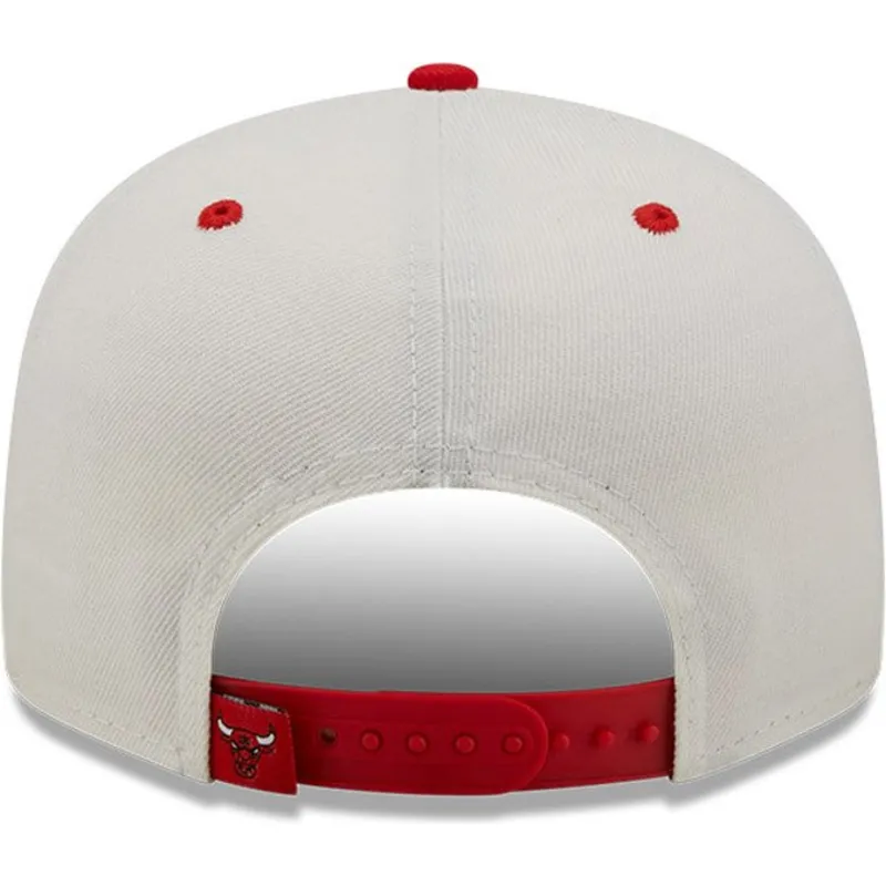 hvid-og-rod-flat-cap-snapback-9fifty-white-crown-fra-chicago-bulls-nba-fra-new-era