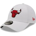 hvid-justerbar-9forty-diamond-era-kasket-med-buet-skygge-fra-chicago-bulls-nba-fra-new-era