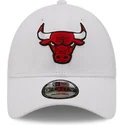 hvid-justerbar-9forty-diamond-era-kasket-med-buet-skygge-fra-chicago-bulls-nba-fra-new-era