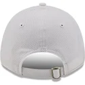 hvid-justerbar-9forty-diamond-era-kasket-med-buet-skygge-fra-chicago-bulls-nba-fra-new-era