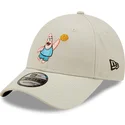beige-justerbar-9forty-sporty-kasket-med-buet-skygge-patricio-estrella-svampebob-fra-new-era