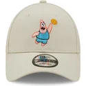 beige-justerbar-9forty-sporty-kasket-med-buet-skygge-patricio-estrella-svampebob-fra-new-era