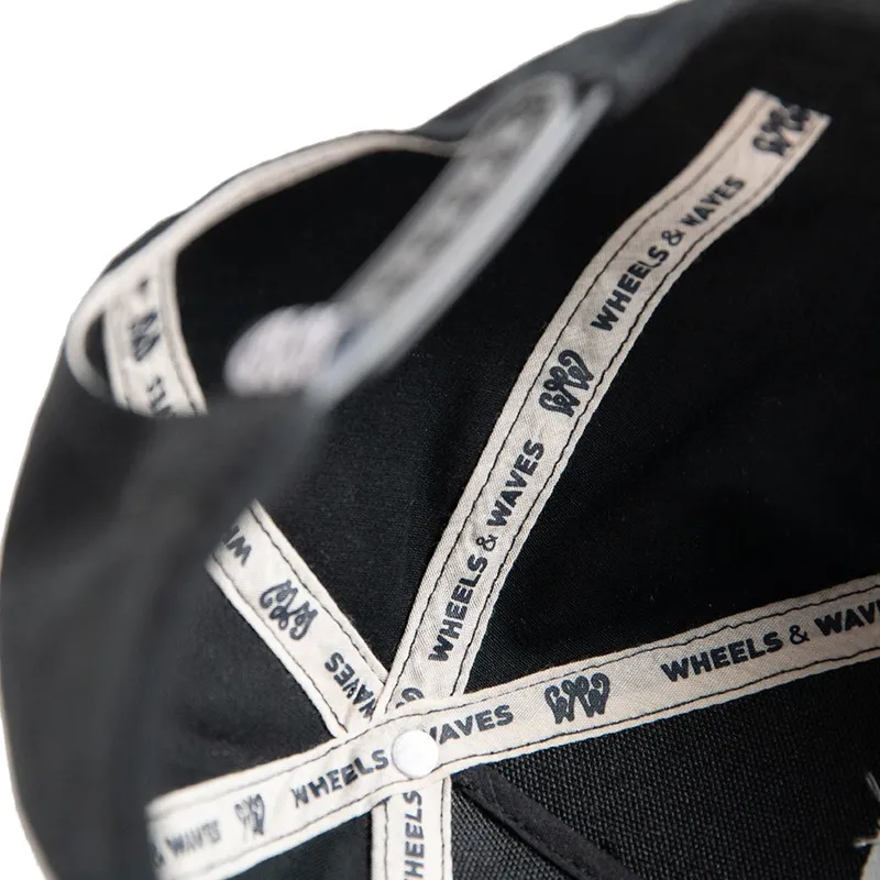 sort-buet-snapback-kasket-classic-ww22-fra-wheels-and-waves