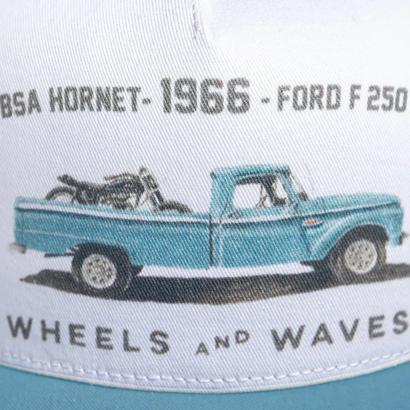 flad-trucker-kasket-hvid-og-bla-1966-ww23-fra-wheels-and-waves