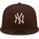brun-flad-snapback-kasket-9fifty-league-essential-fra-new-york-yankees-mlb-fra-new-era