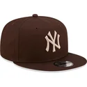 brun-flad-snapback-kasket-9fifty-league-essential-fra-new-york-yankees-mlb-fra-new-era