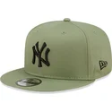 new-era-new-york-yankees-mlb-9fifty-league-essential-gron-flad-snapback-kasket-med-sort-logo