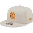 beige-flat-snapback-cap-med-orange-logo-9fifty-league-essential-fra-new-york-yankees-mlb-fra-new-era