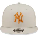 beige-flat-snapback-cap-med-orange-logo-9fifty-league-essential-fra-new-york-yankees-mlb-fra-new-era