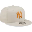 beige-flat-snapback-cap-med-orange-logo-9fifty-league-essential-fra-new-york-yankees-mlb-fra-new-era