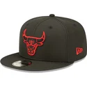 sort-snapback-kasket-med-flad-skygge-og-rodt-logo-9fifty-neon-pack-fra-chicago-bulls-nba-af-new-era