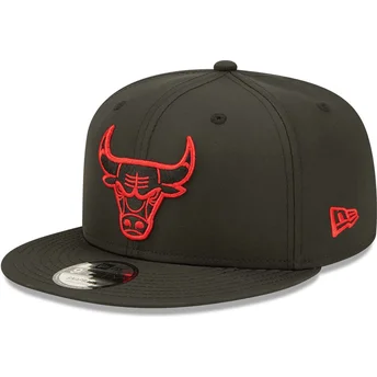 sort-snapback-kasket-med-flad-skygge-og-rodt-logo-9fifty-neon-pack-fra-chicago-bulls-nba-af-new-era