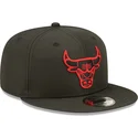 sort-snapback-kasket-med-flad-skygge-og-rodt-logo-9fifty-neon-pack-fra-chicago-bulls-nba-af-new-era