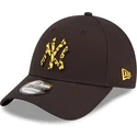 sort-justerbar-kurvet-kasket-med-gult-logo-9forty-seasonal-infill-fra-new-york-yankees-mlb-fra-new-era