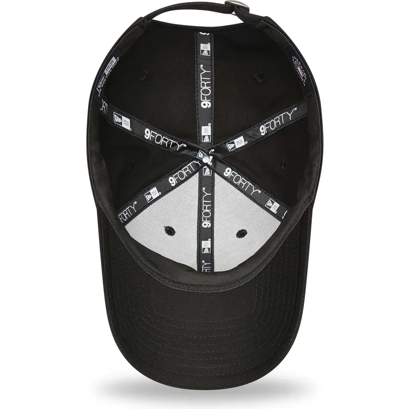 sort-justerbar-kurvet-kasket-med-gult-logo-9forty-seasonal-infill-fra-new-york-yankees-mlb-fra-new-era