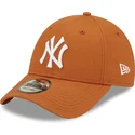 justerbar-brun-buet-kasket-9forty-league-essential-new-york-yankees-mlb-fra-new-era