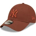 new-era-new-york-yankees-mlb-9forty-league-essential-justerbar-brun-buet-kasket-med-brunt-logo