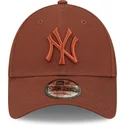 new-era-new-york-yankees-mlb-9forty-league-essential-justerbar-brun-buet-kasket-med-brunt-logo