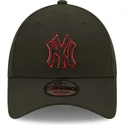 sort-buet-snapback-kasket-med-rodt-logo-9forty-neon-pack-repreve-fra-new-york-yankees-mlb-af-new-era