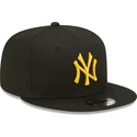 sort-snapback-cap-med-flad-skygge-og-gult-logo-9fifty-league-essential-new-york-yankees-mlb-fra-new-era