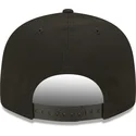 sort-snapback-cap-med-flad-skygge-og-gult-logo-9fifty-league-essential-new-york-yankees-mlb-fra-new-era