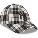 sort-justerbar-kasket-med-buet-skygge-og-sort-logo-9forty-plaid-new-york-yankees-mlb-fra-new-era