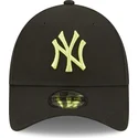 sort-justerbar-curved-kasket-med-gront-logo-9forty-league-essential-fra-new-york-yankees-mlb-fra-new-era