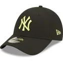 sort-justerbar-curved-kasket-med-gront-logo-9forty-league-essential-fra-new-york-yankees-mlb-fra-new-era