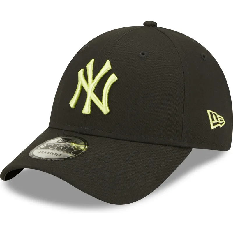 sort-justerbar-curved-kasket-med-gront-logo-9forty-league-essential-fra-new-york-yankees-mlb-fra-new-era