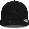 sort-curved-snapback-kasket-med-sort-logo-9fifty-tonal-stretch-snap-fra-new-york-yankees-mlb-fra-new-era