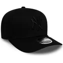 sort-curved-snapback-kasket-med-sort-logo-9fifty-tonal-stretch-snap-fra-new-york-yankees-mlb-fra-new-era