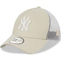 beige-og-hvid-trucker-kasket-9forty-a-frame-fra-new-york-yankees-mlb-fra-new-era