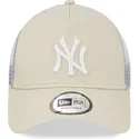 beige-og-hvid-trucker-kasket-9forty-a-frame-fra-new-york-yankees-mlb-fra-new-era