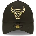 chicago-bulls-nba-new-era-9forty-metallic-justerbar-sort-buet-kasket-med-gyldent-logo