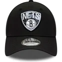kasketter-buet-sort-justerbar-rem-9forty-print-infill-fra-brooklyn-nets-nba-af-new-era
