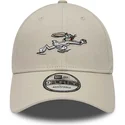 beige-justerbar-9forty-kurvet-kasket-med-bugs-bunny-looney-tunes-fra-new-era