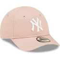 kasketter-buet-rosa-justerbar-rem-til-barn-pequeno-9forty-league-essential-fra-new-york-yankees-mlb-af-new-era