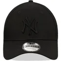 sort-buet-snapback-kasket-med-sort-logo-9forty-league-essential-fra-new-york-yankees-mlb-fra-new-era