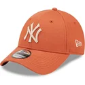 new-era-new-york-yankees-mlb-9forty-league-essential-justerbar-orange-kasket-med-beige-logo