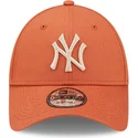 new-era-new-york-yankees-mlb-9forty-league-essential-justerbar-orange-kasket-med-beige-logo