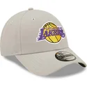 kasketter-buet-gra-justerbar-rem-9forty-repreve-fra-los-angeles-lakers-nba-af-new-era